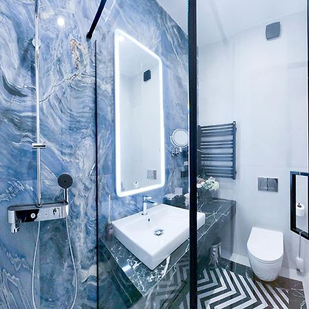 Mola Mola Apart Hotel Lviv Bagian luar foto